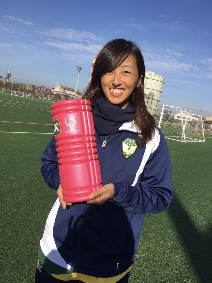 triggerpointjp's tweet photo. グリッド・ハローキティ、なんとラクロス女子日本代表、佐藤智美選手にご使用いただいてます！素晴らしい笑顔でふくらはぎの筋膜リリースいただいてます！

※グリッド・ハローキティ版はスポーツデポ・アルペン店舗で限定発売です！

#triggerpoint
#ハローキティ
#グリッド https://t.co/jqjSklsXO6