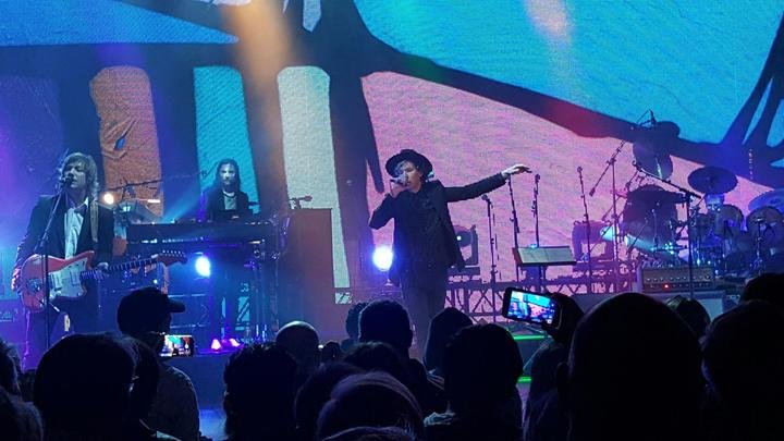 beckpics's tweet photo. So now the #ColorsTour is coming to an end...have you been at some of the shows? Did they come to your city/country?

(pics from fans in @Bandsintown) https://t.co/IGYMNUleic