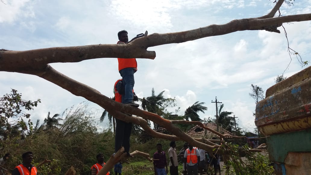 tnsdma's tweet photo. Roadblocks are cleared in #CycloneGaja affected areas of Chintamani - Thalainayur taluk by volunteers of @IndianRedCross #CycloneGajaUpdates சேதமடைந்த சாலைகள் சீரமைப்பு போர்க்கால அடிப்படையில் நடை பெற்று வருகின்றது. https://t.co/bptoWlNK9Z