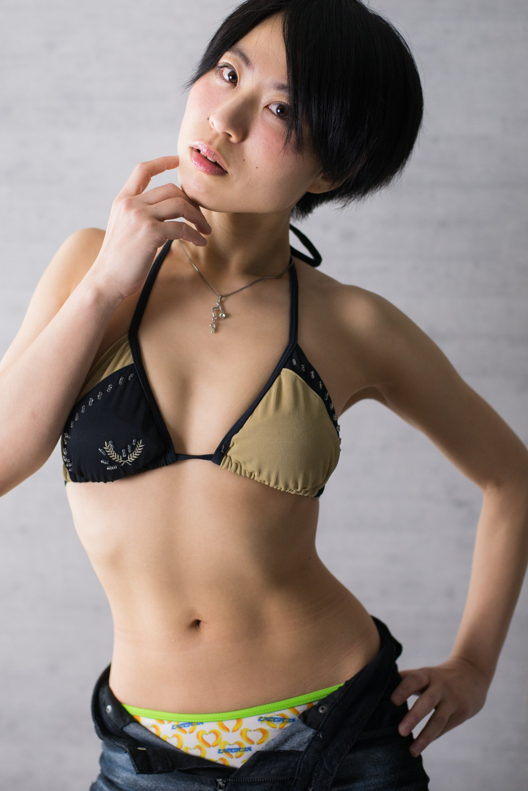 Twitter 上的 イノセント スタッフのタカダさん 有路美鶴ちゃんのギャラリー紹介 腹筋女子 腹筋と背筋と ともかく筋肉が美しい 引き締まってるとウエストもくびれるしお尻も外国人みたいに丸くなるんだなぁと 撮りながらぼんやり 運動しよう と思った