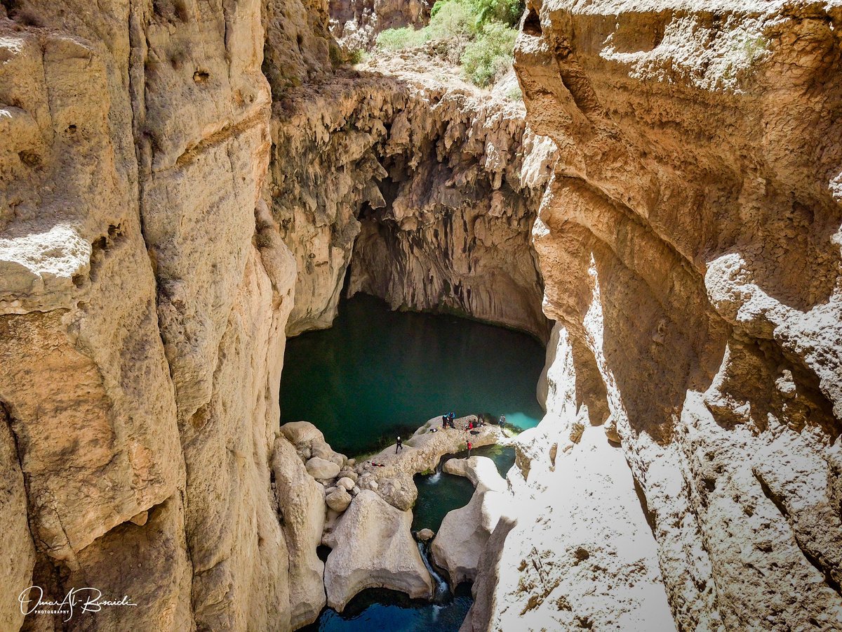 Oman_ES's tweet photo. ¿Eres un aventurero? ¿Buscando tu próxima aventura? Te espera en medio de las montañas y sus wadis...Allí yace la belleza oculta de "Omq Beir". Para explorar esta gema, tendrás que nadar, practicar senderismo, escalar y mucho más.

#Oman🇴🇲 #ExperiencOman @Albousidi_Omar https://t.co/QPedguC72u