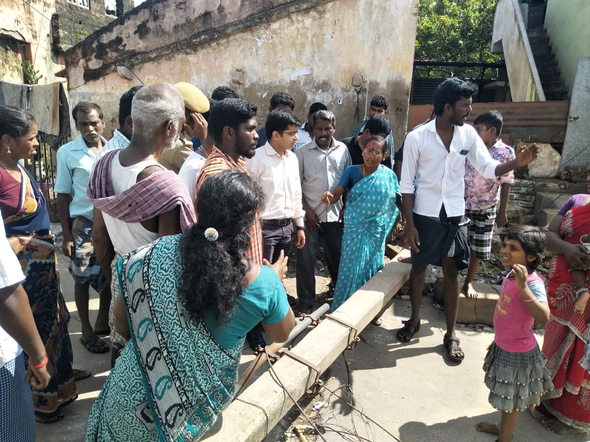 kranthi_tweet's tweet photo. @vishu_mahajan sub collector Chidambaram deputed to relief work in Thiruvarur, over seeing electricity service restoration works. #GajaCycloneUpdates #CycloneGaja #GajaCycloneRelief @tnsdma https://t.co/LIHPTFgS6I