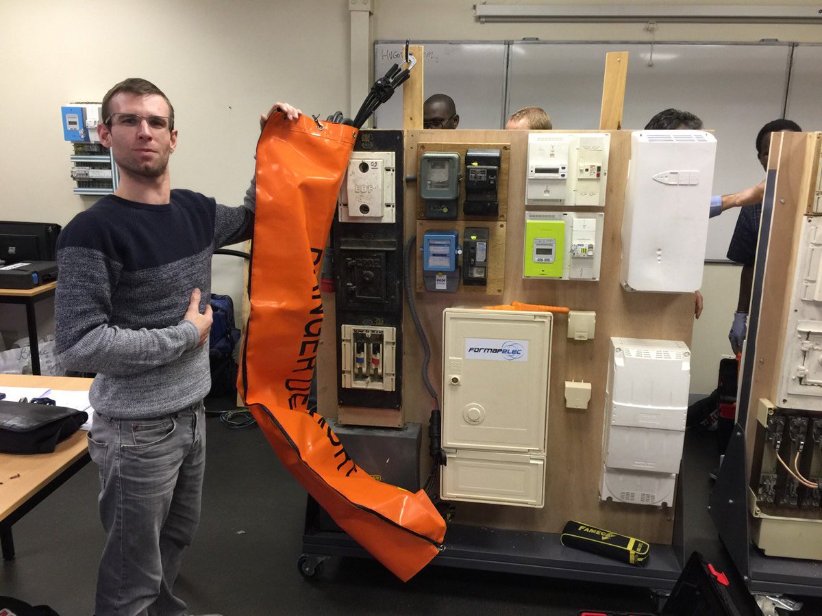 formapelec's tweet image. #FORMAPELEC en collaboration avec #QUALIFELEC et la @ICseee a animé la première session de #formation « Modification et installation des #colonnes #électriques » (COL 10) à destination des #monteurs #électriciens. plus d'infos : formapelec.fr/colonnes-monta… @FFIE_fr @SERCE_France