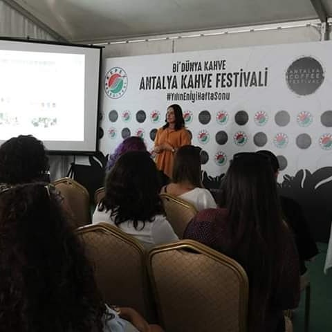 AntalyaCoffee's tweet photo. Workshop ve Seminerler ile mükemmel bilgiler alıp, harika zaman geçirdiğimiz #YılınEnİyiHaftaSonu nu özlemedi mi?
.
#BiDünyaKahve #YılınEnİyiHaftaSonu

#KahveninBüyüleyiciYolculuğu #BiDünyaKahve #KahveFestivali #CoffeeFest #Antalya #Dokuma #DokumaPark #Kepez #Muratpaşa #Konyaaltı https://t.co/ITL5FHjlst