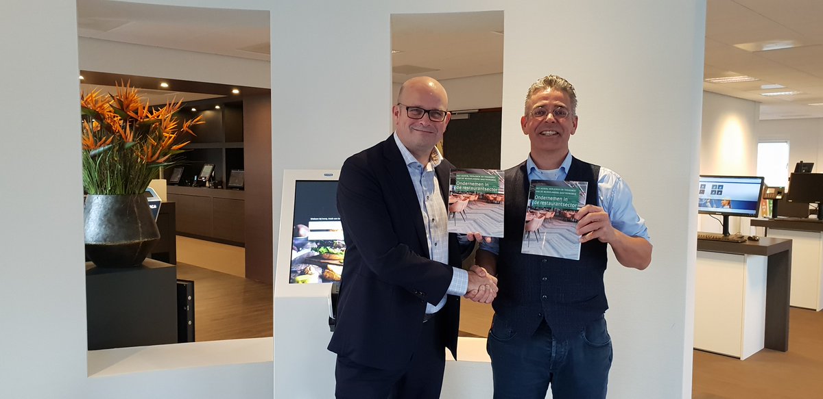Eijsink's tweet photo. Jaaa we mogen het delen: het #boek 'Ondernemen in de #restaurantsector' is uit! Vol nuttige statistieken en modellen. We hebben meegewerkt aan een speciale Eijsink-versie, met eigen voorwoord en knipoog naar onze oplossingen. Kom bladeren op de Horecava 😎 https://t.co/SuuXqkVyv9 https://t.co/p5fQZmO8iD