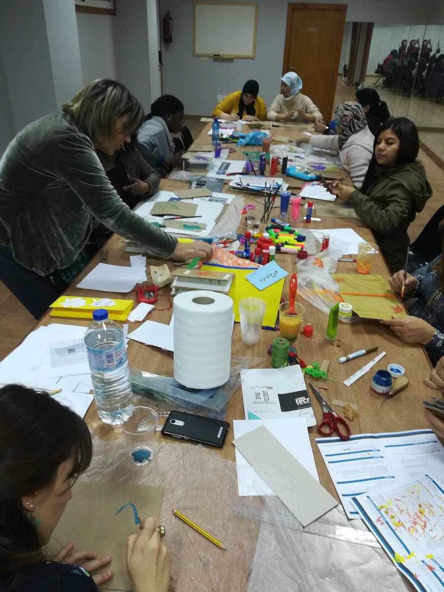 SosRacismoGal's tweet photo. Esta finde reflexionamos sobre #NovasMasculinidades con @jgmarin profe do #MestradoDeXénero da @UniversidadeUSC e creamos as nosas propias #Cartoneiras a través do colectivo #AstrománticasCartoneiras e #CarmenLunaSellés da @uvigo coas ♀️ do proxecto contra #IslamofobiaDeXénero 🧕 https://t.co/QL4RiOZs85