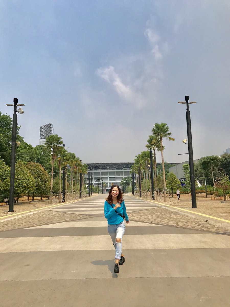 stoberimilktea's tweet photo. baru sampe gbk nih ceritanya, ya seneng dong mau nonton konser ultimate group aku!! haha😂 #EVERYWHEREinJKT https://t.co/b0jjdvBYgN
