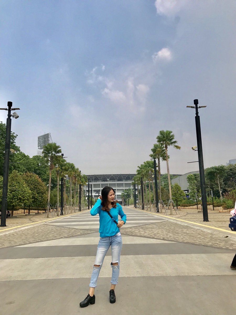 stoberimilktea's tweet photo. baru sampe gbk nih ceritanya, ya seneng dong mau nonton konser ultimate group aku!! haha😂 #EVERYWHEREinJKT https://t.co/b0jjdvBYgN
