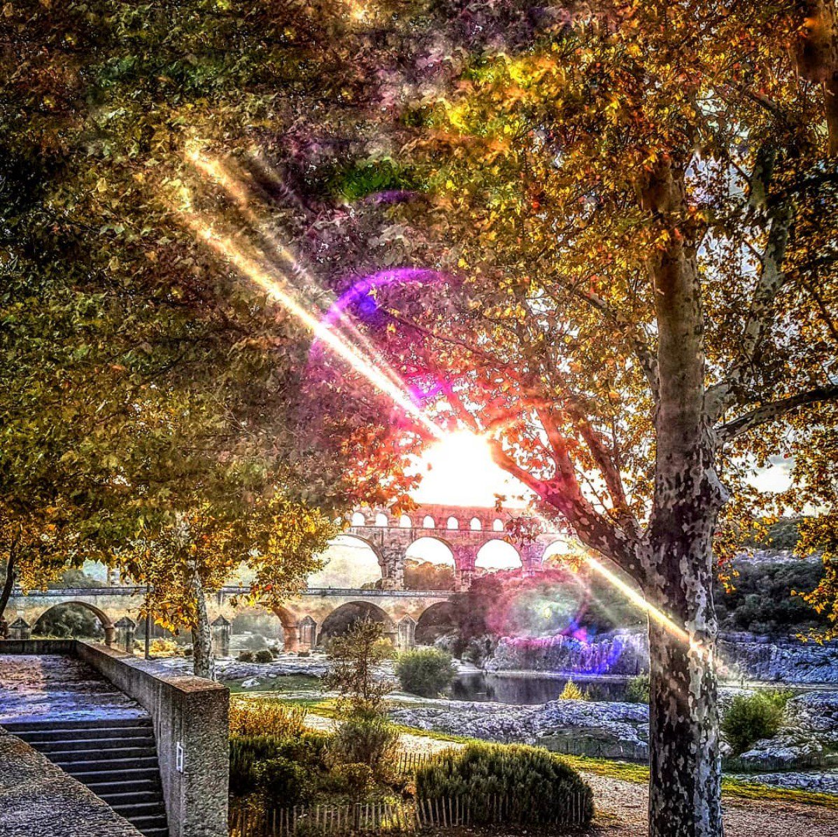 pontdugard's tweet photo. LA PHOTO DU LUNDI ... 📸 
Une lumière intense 🌅 et sublime sur le Pont du Gard pour égayer notre début de semaine avec @_sds_ 
Bon lundi et bonne semaine à tous ! #PontDuGard #LaPhotoDuLundi #Instagram https://t.co/J3S9VbbEny