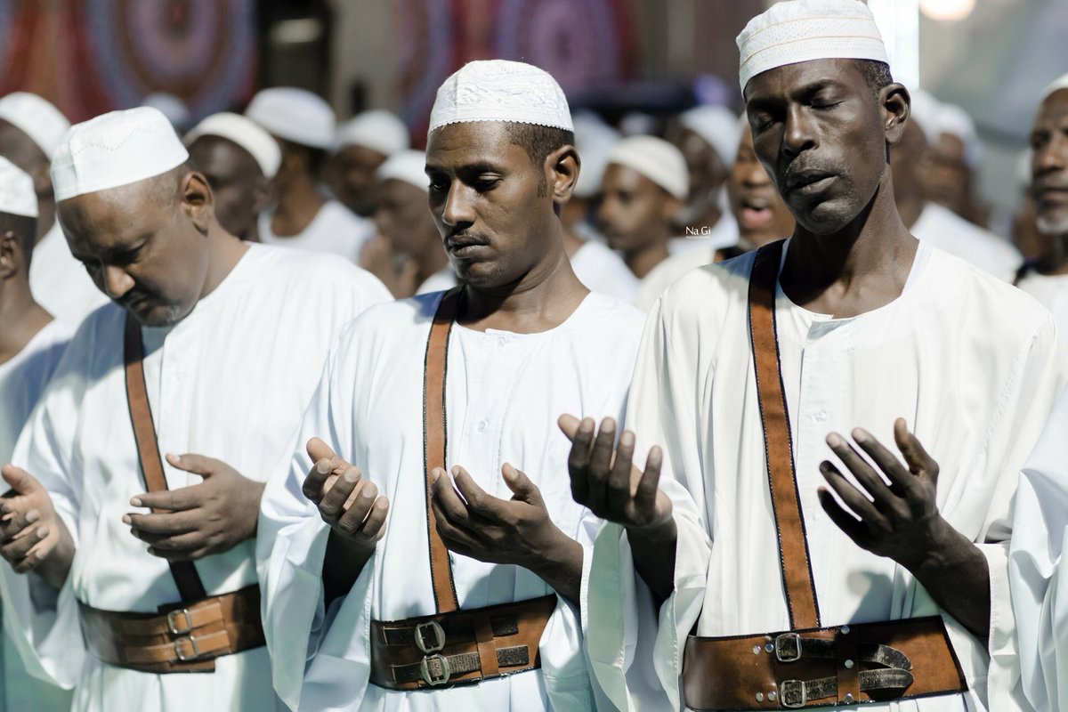 NaGiPhotos's tweet photo. زفة المولد أمدرمان
زفة المولد” من التقاليد المتجذرة في السودان، وتنطلق مواكبها عادة مطلع شهر ربيع الأول من كل عام، وعقب صلاة العصر من الميادين العامة، مصحوبة بالموسيقى والطبول الشعبية، وصولًا إلى الأماكن الدائمة المخصصة للأحتفاء بمولد المصطفى عليه أفضل الصلاة والتسليم
#Sudan https://t.co/ICMGsABJpc