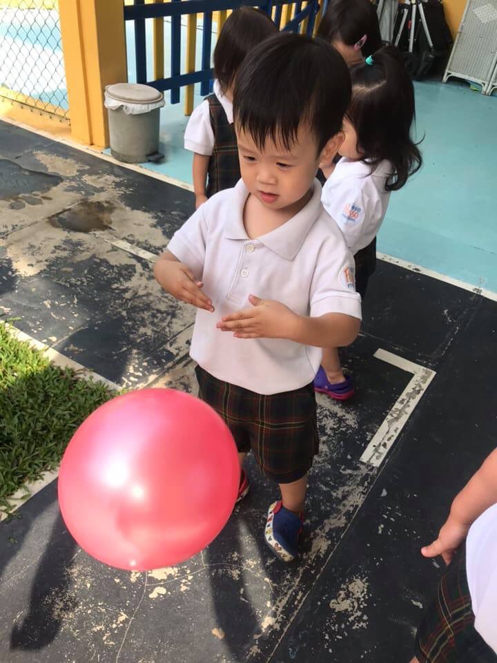 I know kongfu ok? Let me show you what I can do to the balloon 😆 #possopreschool #aljj