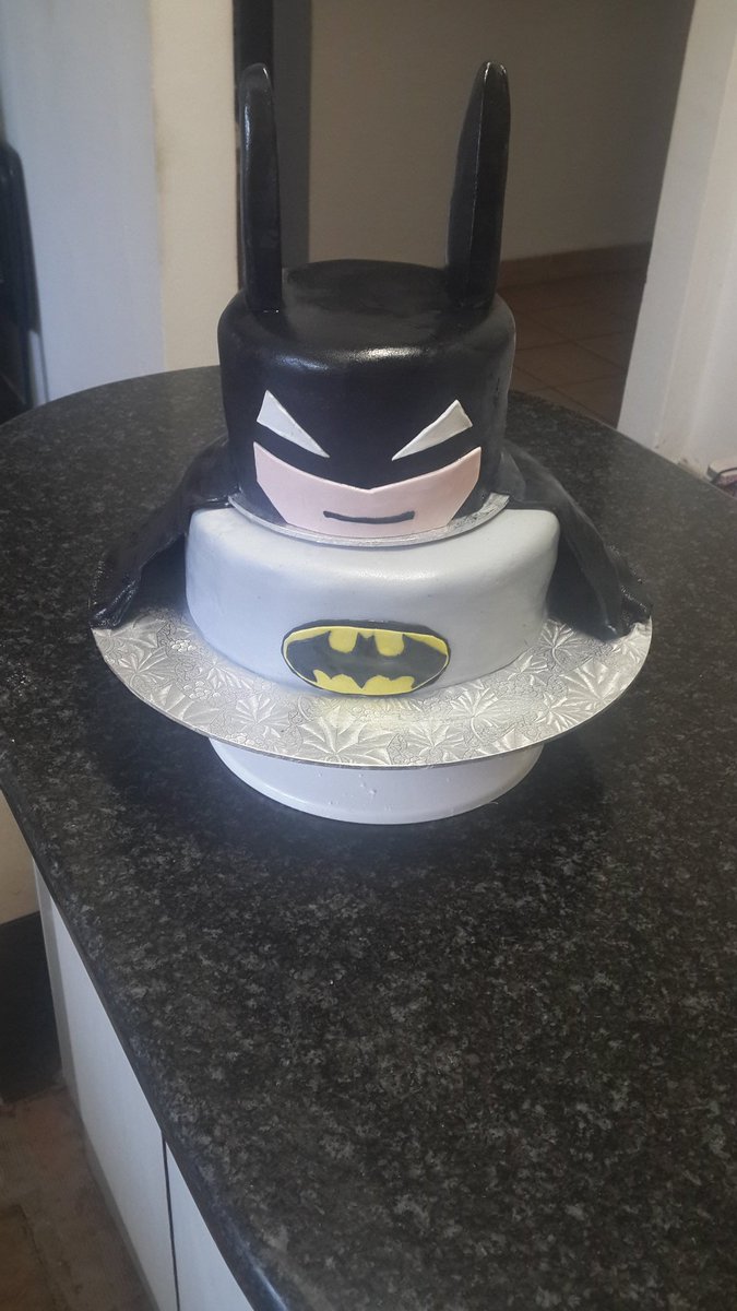 S_cakes_stuff's tweet photo. Batman cake #ImBatman https://t.co/Mjv2vGyusm