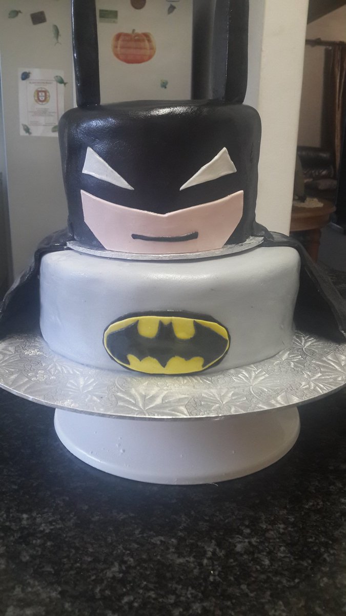 S_cakes_stuff's tweet photo. Batman cake #ImBatman https://t.co/Mjv2vGyusm