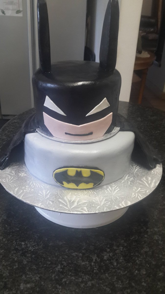 S_cakes_stuff's tweet photo. Batman cake #ImBatman https://t.co/Mjv2vGyusm