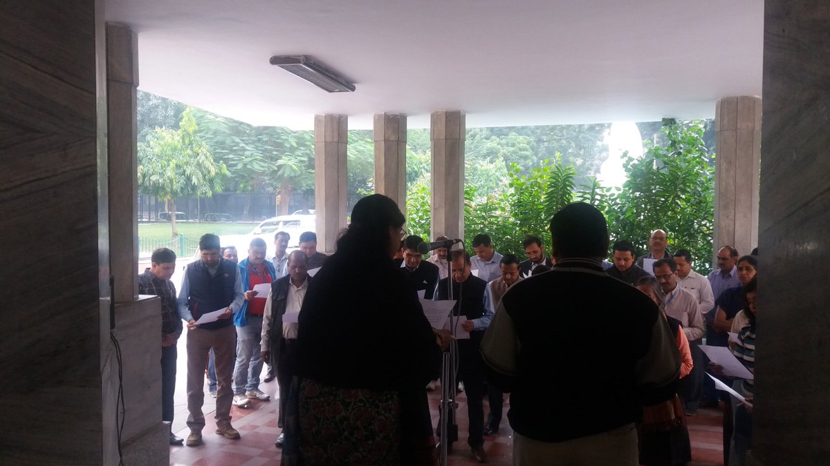 airdelhi's tweet photo. Officers and staffs of Akashvani Delhi taking #NationalIntegrationPledge to observe Communal Harmony Campaign Week
@airdelhi @AkashvaniAIR https://t.co/RYCYCDpJbt