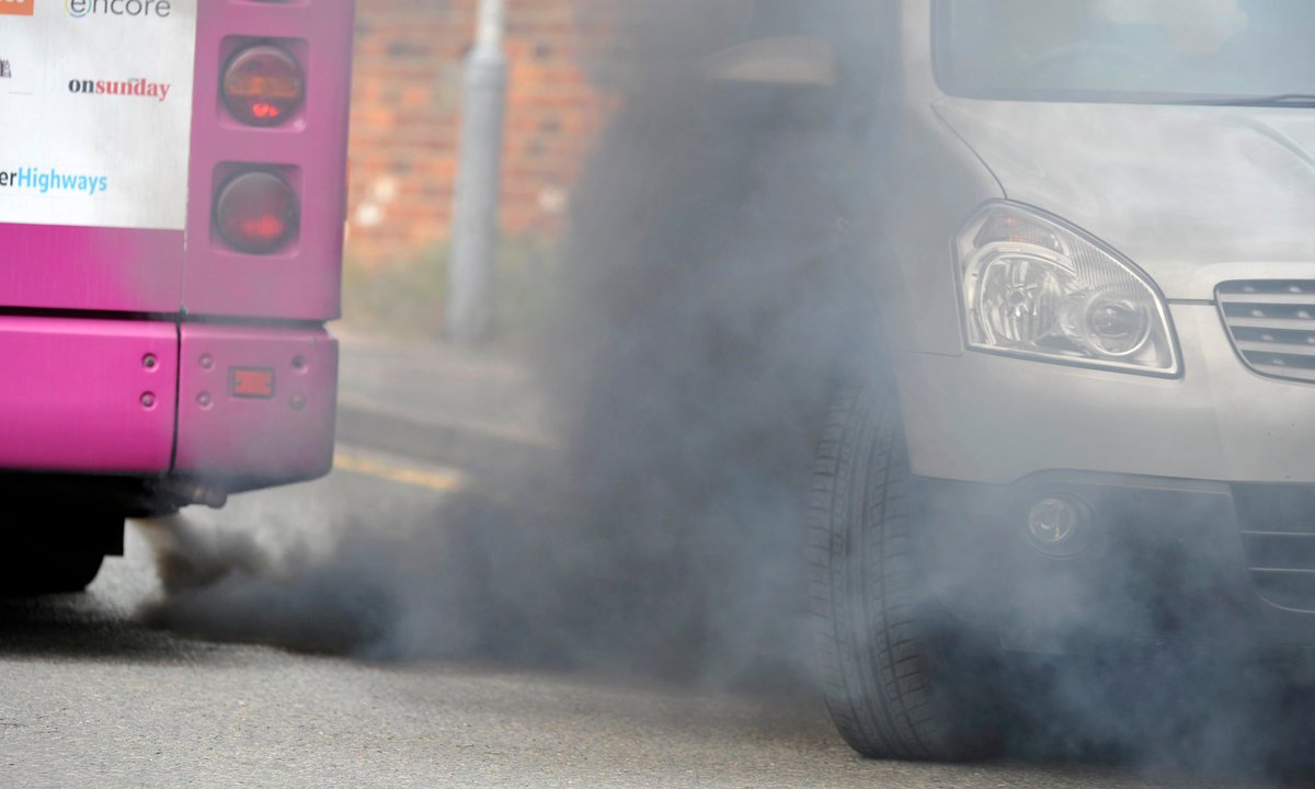 Выхлопные газы сильные. Загрязнение воздуха машинами. Загрязнение атмосферы выхлопными газами автомобилей. Машины загрязняют воздух. Машины загрязняют атмосферу.