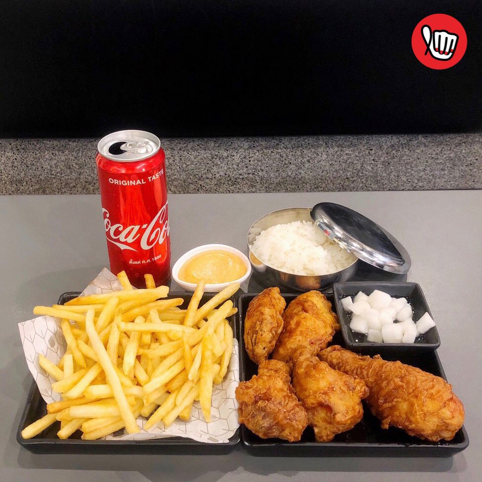 punpromotion's tweet photo. 📣 ไปจ่ะ!! Bonchon Gift Combo Set ลดเหลือ299.- มีน่องไก่ 1 ชิ้น, ปีกไก่ 4 ชิ้น, เครื่องเคียง 1 อย่าง, เฟรนช์ฟรายส์, โค้ก 1 กระป๋อง เยอะเว่อ เปิด Line Giftshop แล้วไปสั่งกันเถอะ
📆 คูปองมีอายุ 30 วันหลังจากการซื้อน้า
📍 Bonchon ทุกสาขา
#ปันโปร #Bonchon #LineGiftshop
#อร่อยไปแดก https://t.co/0xqAhFc2vp