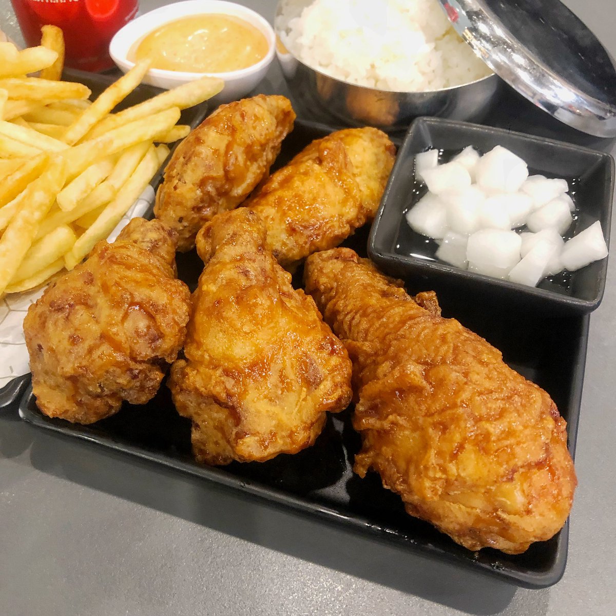 punpromotion's tweet photo. 📣 ไปจ่ะ!! Bonchon Gift Combo Set ลดเหลือ299.- มีน่องไก่ 1 ชิ้น, ปีกไก่ 4 ชิ้น, เครื่องเคียง 1 อย่าง, เฟรนช์ฟรายส์, โค้ก 1 กระป๋อง เยอะเว่อ เปิด Line Giftshop แล้วไปสั่งกันเถอะ
📆 คูปองมีอายุ 30 วันหลังจากการซื้อน้า
📍 Bonchon ทุกสาขา
#ปันโปร #Bonchon #LineGiftshop
#อร่อยไปแดก https://t.co/0xqAhFc2vp