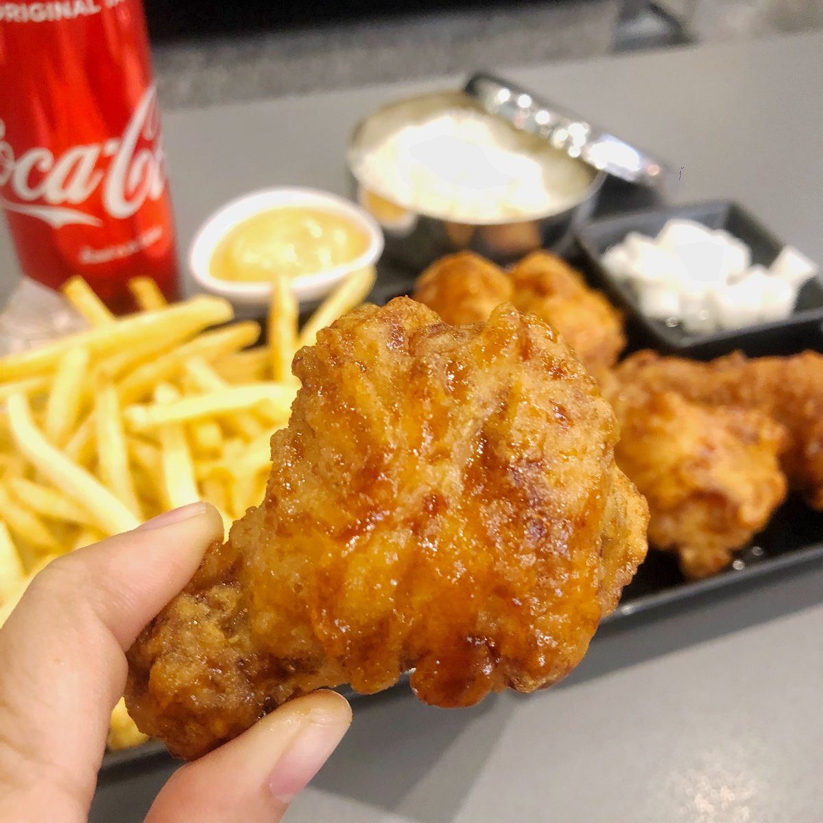 punpromotion's tweet photo. 📣 ไปจ่ะ!! Bonchon Gift Combo Set ลดเหลือ299.- มีน่องไก่ 1 ชิ้น, ปีกไก่ 4 ชิ้น, เครื่องเคียง 1 อย่าง, เฟรนช์ฟรายส์, โค้ก 1 กระป๋อง เยอะเว่อ เปิด Line Giftshop แล้วไปสั่งกันเถอะ
📆 คูปองมีอายุ 30 วันหลังจากการซื้อน้า
📍 Bonchon ทุกสาขา
#ปันโปร #Bonchon #LineGiftshop
#อร่อยไปแดก https://t.co/0xqAhFc2vp