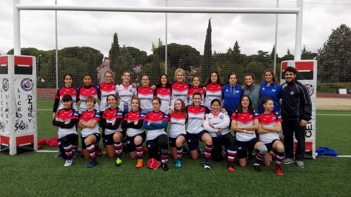 Soutsider's tweet photo. El senior femenino del Liceo Francés tras terminar su partido contra Rivas Torrejón. Después, un gran tercer tiempo de ambos equipos juntos .@rugbyliceofem @RivasRugby #MiDeporteEnTve https://t.co/zlSAvyZV0K