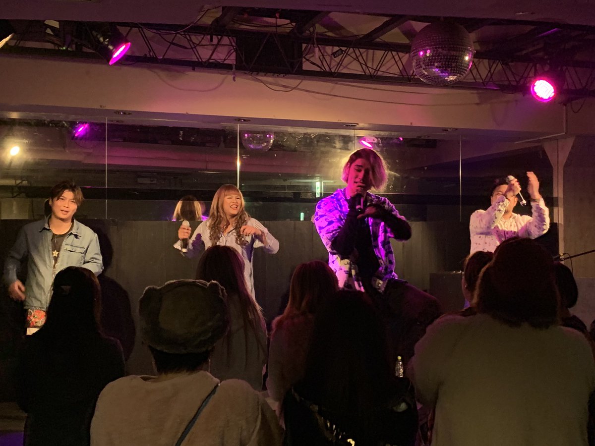 dansing_EiTO8's tweet photo. 去年の #ITADAKI でも共演させて頂いた今年のsunsetLIVEにも出演されてた実力派
#Box_of_Chocolates さん
結成1周年おめでとうございます!
相変わらず素敵な笑顔と人柄から滲み出る素敵な音楽を届けて下さる
#JeGlanz さん
久々の再会でしたけど"変わってなくて安心した"って言ってくれました☺️ https://t.co/CwyMTUfUKD