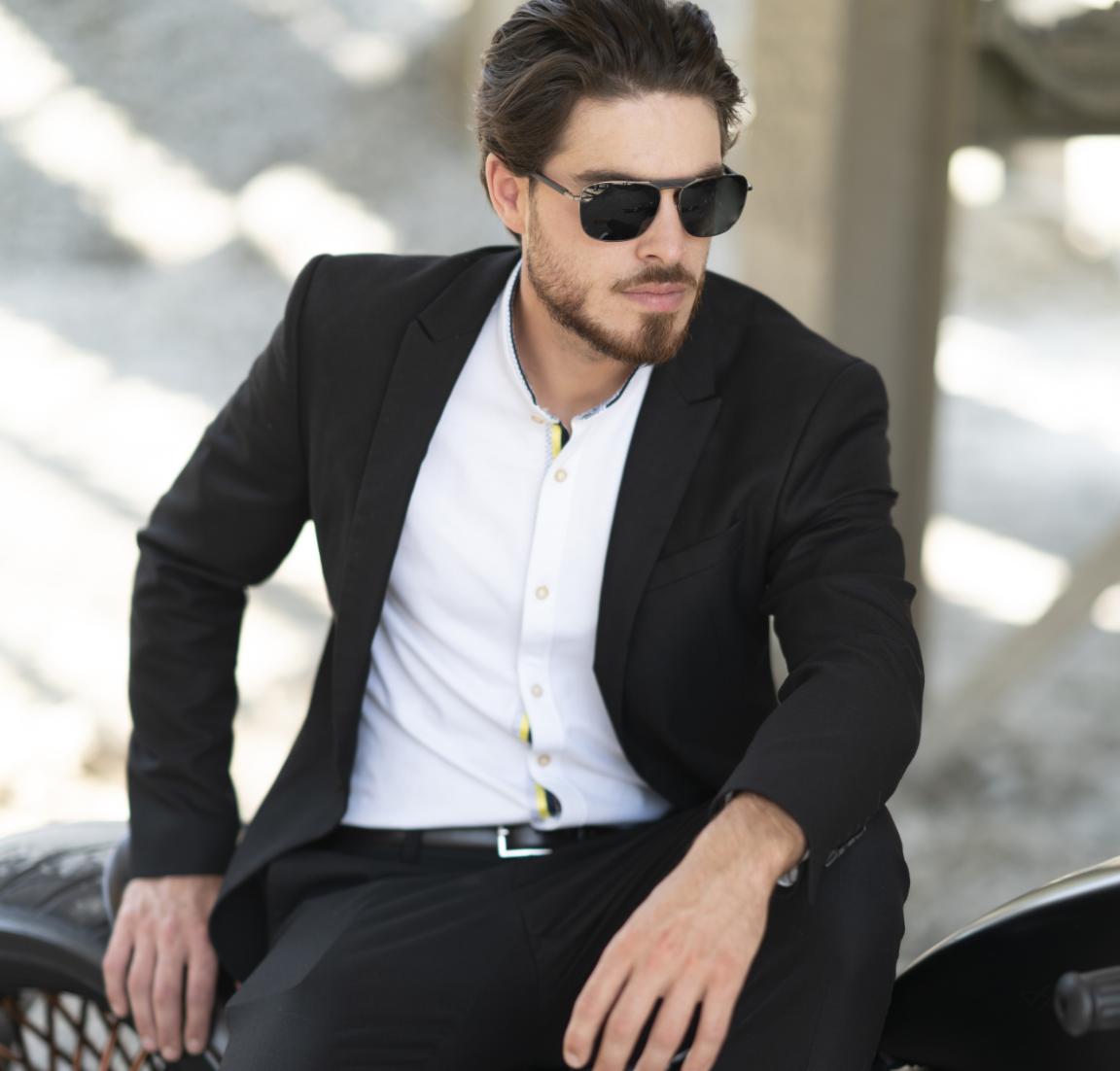 Dusk 01.02, a refined line with a sophisticated combination of metal and wood.
#GOLDANDWOOD #EYEWEAR #SUNGLASSES #LUXURY