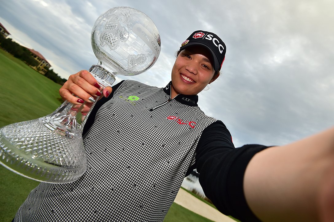 Tengolf's tweet photo. 🚨📋💥 @LPGA @Lexi logra la redención, @jutanugarn lo gana todo y @carlotagolf hace historia para el golf femenino español. La crónica de @aleTengolf de un emocionante @CMEGroupLPGA✍️ https://t.co/wY8Ld84zhr https://t.co/KMWAZ3SGzc