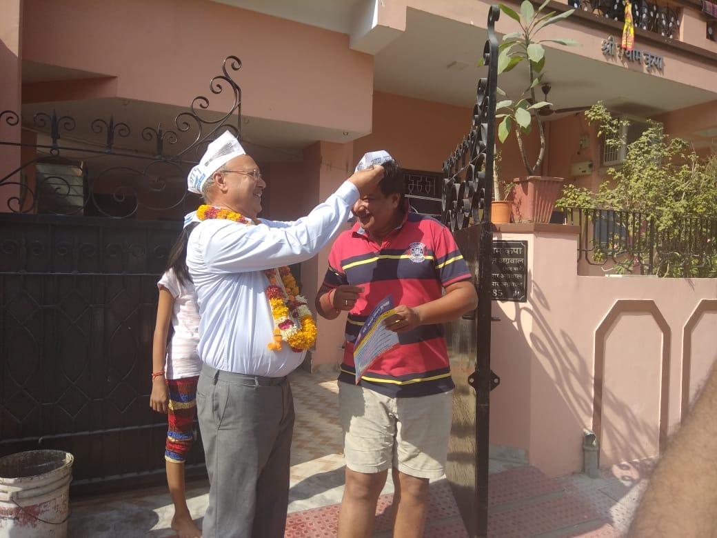AAPBharatGupta's tweet photo. मालवीय नगर विधानसभा क्षेत्र में किए गए जनसंपर्क की कुछ तस्वीरें। 

बदली है दिल्ली, बदलेंगे राजस्थान। 

#AAP_बदलेगी_राजस्थान 
#BJPKiVidai 
#AssemblyElections2018 https://t.co/oQz2dy8cpt