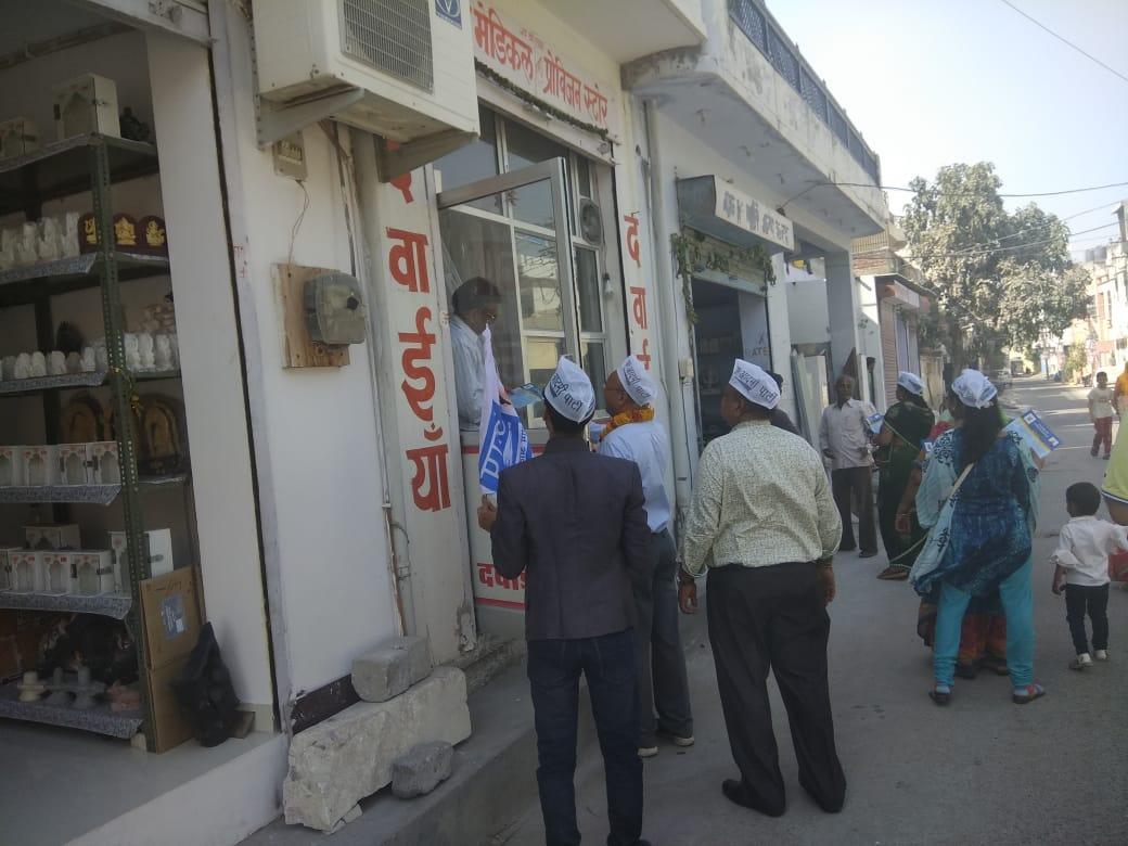 AAPBharatGupta's tweet photo. मालवीय नगर विधानसभा क्षेत्र में किए गए जनसंपर्क की कुछ तस्वीरें। 

बदली है दिल्ली, बदलेंगे राजस्थान। 

#AAP_बदलेगी_राजस्थान 
#BJPKiVidai 
#AssemblyElections2018 https://t.co/oQz2dy8cpt
