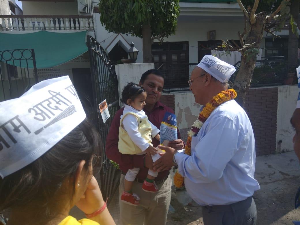 AAPBharatGupta's tweet photo. मालवीय नगर विधानसभा क्षेत्र में किए गए जनसंपर्क की कुछ तस्वीरें। 

बदली है दिल्ली, बदलेंगे राजस्थान। 

#AAP_बदलेगी_राजस्थान 
#BJPKiVidai 
#AssemblyElections2018 https://t.co/oQz2dy8cpt