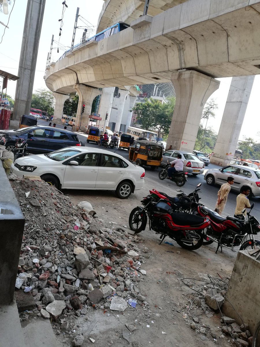 Andmrty's tweet photo. Bldg constn debris r illeglly dumpd on Rd side @ imp. Y jn #putlibowli by bldg owner, nt cleard inspite of days. So called #DebrisClearingYeam is really wrkng? Any action on such violators? @CommissionrGHMC @GHMCOnline @Director_EVDM
@CCP_GHMC @CEMaint_GHMC
@AddlCPTrHyd
@KTRTRS https://t.co/YYezuTGNxd