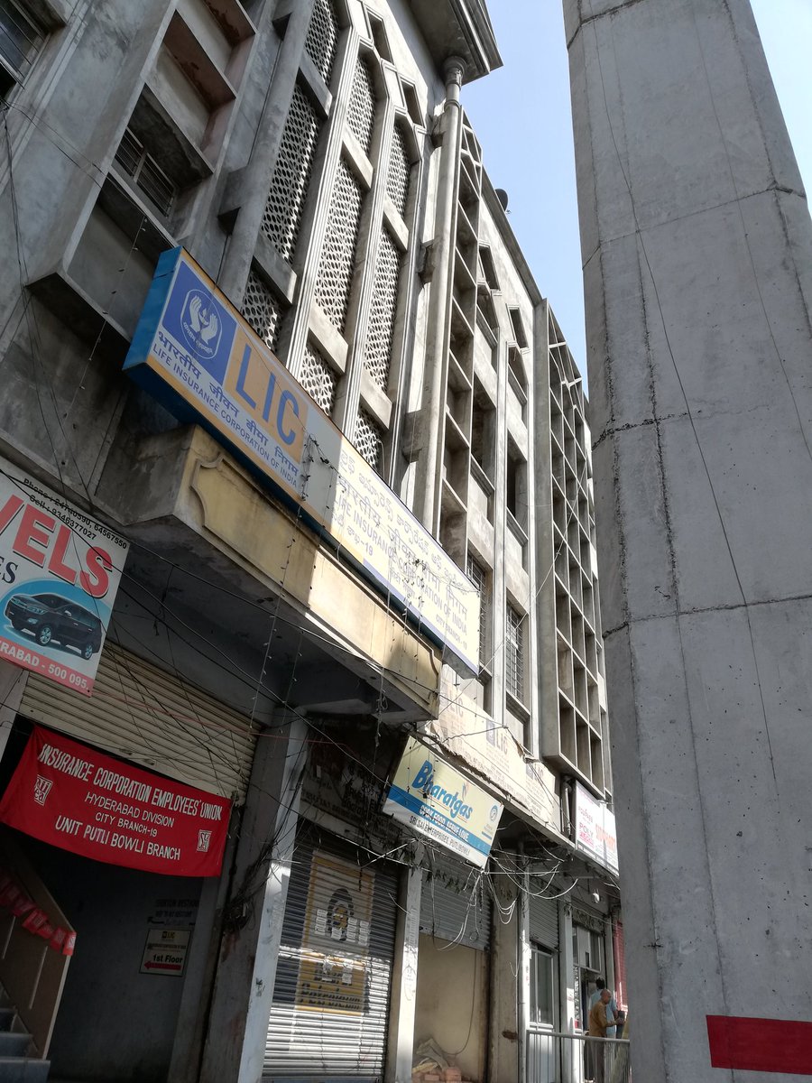 Andmrty's tweet photo. Bldg constn debris r illeglly dumpd on Rd side @ imp. Y jn #putlibowli by bldg owner, nt cleard inspite of days. So called #DebrisClearingYeam is really wrkng? Any action on such violators? @CommissionrGHMC @GHMCOnline @Director_EVDM
@CCP_GHMC @CEMaint_GHMC
@AddlCPTrHyd
@KTRTRS https://t.co/YYezuTGNxd