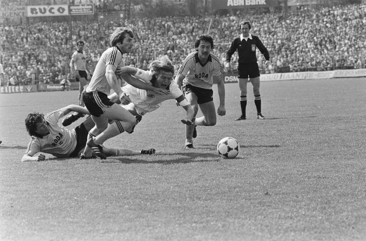OldFootball11's tweet photo. #LeoEhlen #SörenLerby #GèneHanssen #EugèneMarijnissen and referee Cees Bakker in the match between #RodaJC and #Ajax (1-1) in the 1981/82 season.
#rjcaja #rodaja
📷 Marcel Antonisse / Anefo https://t.co/Z8DePbJ1MP