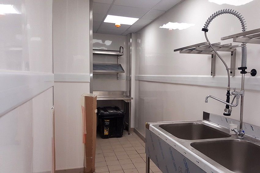 HygieneLabo's tweet image. Les lisses de protections existent dans plusieurs matériaux. On trouve le plus couramment du PVC, de l’acier inoxydable et du polyéthylène. #prevention #surfaces #hygiene buff.ly/2zXRWrv