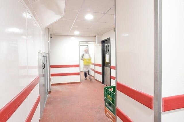 HygieneLabo's tweet image. Les lisses de protections existent dans plusieurs matériaux. On trouve le plus couramment du PVC, de l’acier inoxydable et du polyéthylène. #prevention #surfaces #hygiene buff.ly/2zXRWrv