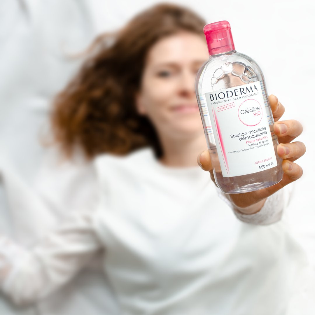 BiodermaFr's tweet photo. Le soin des #peauxsensibles commence par l'#hygiène avec #CréalineH2O ! 
Utilisée matin et soir, Créaline H2O élimine toute trace de polluant et laisse la peau parfaitement saine et respectée, prête à recevoir les soins complémentaires. 👉https://t.co/ZI6v8ZMlds https://t.co/Ffq4Z3HaAM