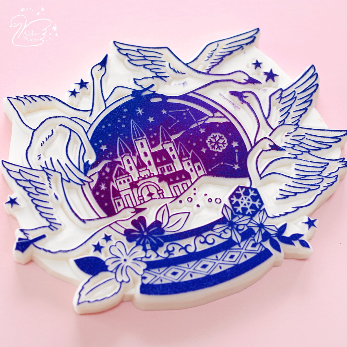 田口奈津子 消しゴムはんこ 寒くなってきましたね ちょっと気が早いですが 冬になると彫りたくなるスノードームのはんこ 大好きなスワンをたくさん羽ばたかせてみました 細かいはんこを彫るには硬めの 消しゴムがオススメ 消しゴムはんこ