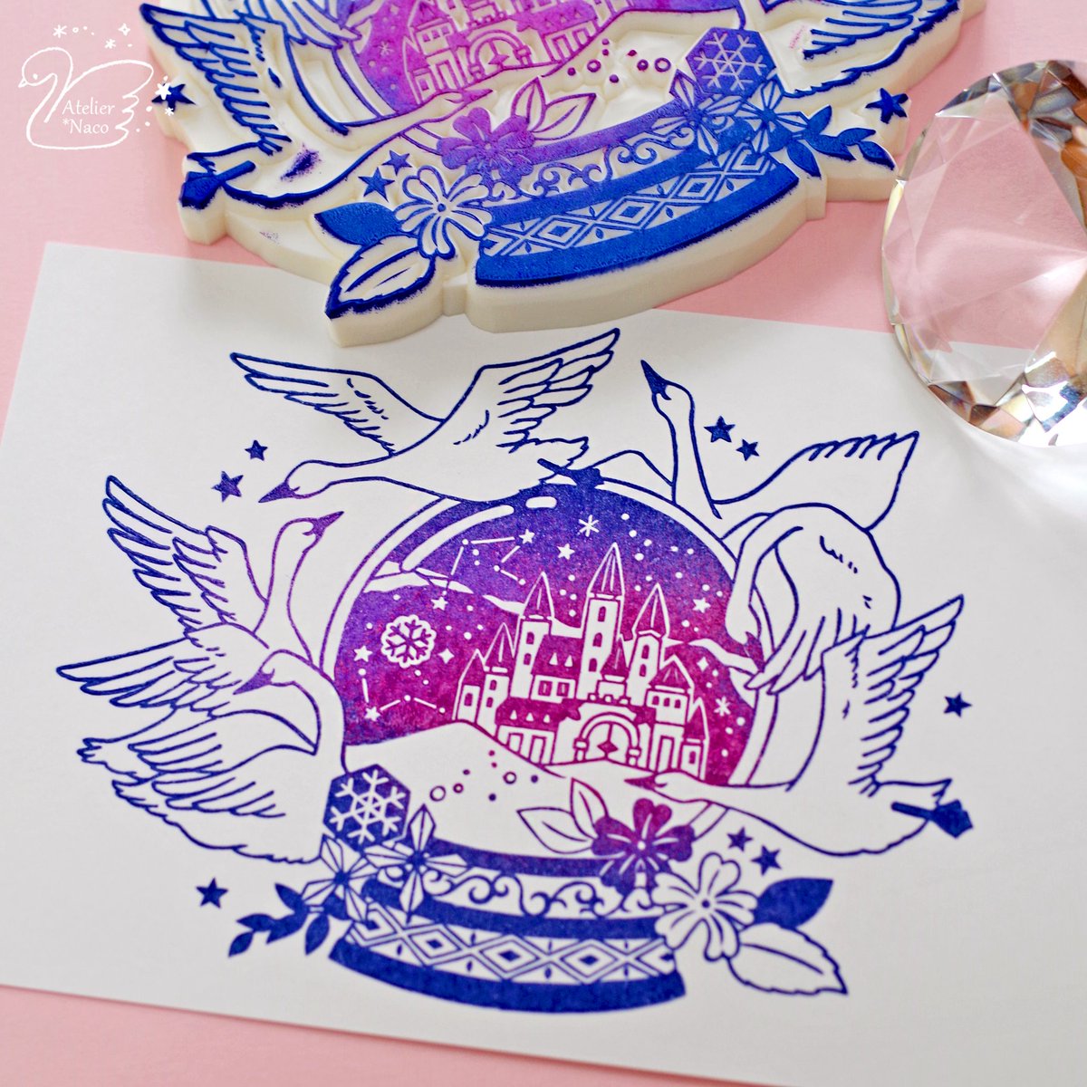 田口奈津子 消しゴムはんこ 寒くなってきましたね ちょっと気が早いですが 冬になると彫りたくなるスノードームのはんこ 大好きなスワンをたくさん羽ばたかせてみました 細かいはんこを彫るには硬めの 消しゴムがオススメ 消しゴムはんこ