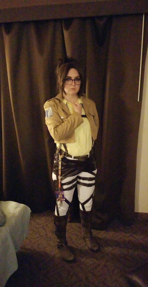 leodabinchy's tweet photo. I was so super happy with my Hange cosplay but look at @Mister_Fairy as Inko. She was PERFECT. #AttackOnTitan #AoT #SNK #hange #hangezoe #hanji #hanjizoe #inkomidoriya #MHA #MyHeroAcademia #daishocon #DaishoCon2018 https://t.co/5S2qMeezbw