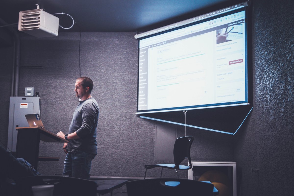 "Changer de métier, c’est l’opportunité de faire ce qu’on aime vraiment, de respecter ses propres désirs et aspirations. Travailler dans un domaine qui vous plaît, fera de vous une personne   productive et compétente." ➡️ fc-idrac.fr/actualites/se-…