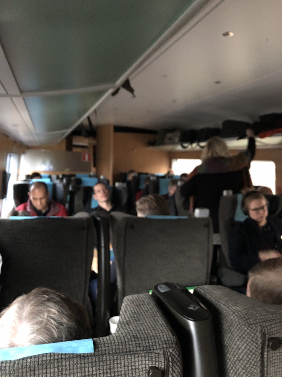 lOOkouTT42's tweet photo. Fast i Pålsjö skog på tåget @SJ_AB mot Göteborg. Ingen ström pga nedriven kontaktledning. Uselt IGEN @Trafikverket När ska ni kunna ta ansvar för en fungerande järnväg? https://t.co/GUJm1Ev5Ty