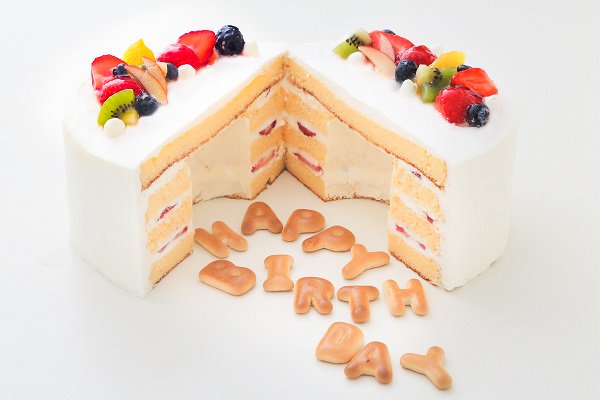 Cake Jp ケーキ通販 どこにもないサプライズを カットしてびっくりのケーキ 一見すると普通のフルーツデコレーションですが ケーキをカットするとアルファベットクッキーが出現 文字以内でお好きなメッセージを贈れます ガトーカシュカシュ