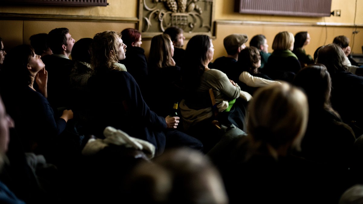 Voodoo Jürgens im Kino: Unser Gast bei Kult Kino #1 genießt seinen Wunschfilm mit Bier ;-) #KultKino #Wien