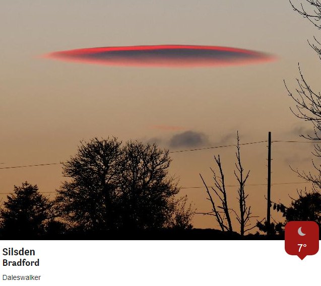 SimonOKing's tweet photo. There were lots of reports of UFO's invading the skies above Britain yesterday evening  🛸👽😱  

On analysis of your pictures, we can rest easy.  These are the very cool Altocumulus lenticularis cloud...😂 https://t.co/vxbsWO8onV