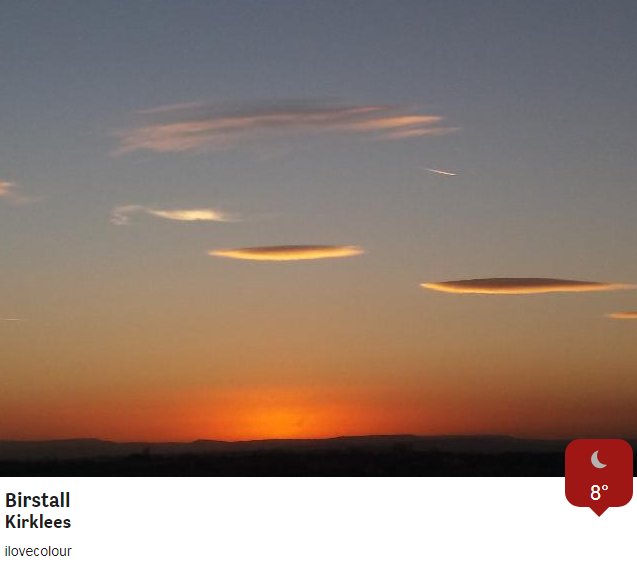 SimonOKing's tweet photo. There were lots of reports of UFO's invading the skies above Britain yesterday evening  🛸👽😱  

On analysis of your pictures, we can rest easy.  These are the very cool Altocumulus lenticularis cloud...😂 https://t.co/vxbsWO8onV