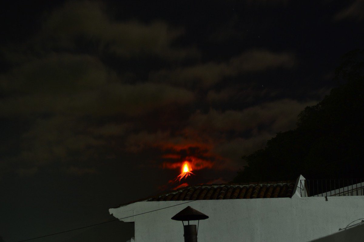 iCharlie25's tweet photo. #VolcánDeFuego  Vista desde Antigua Guatemala https://t.co/aEbc7HVnlZ