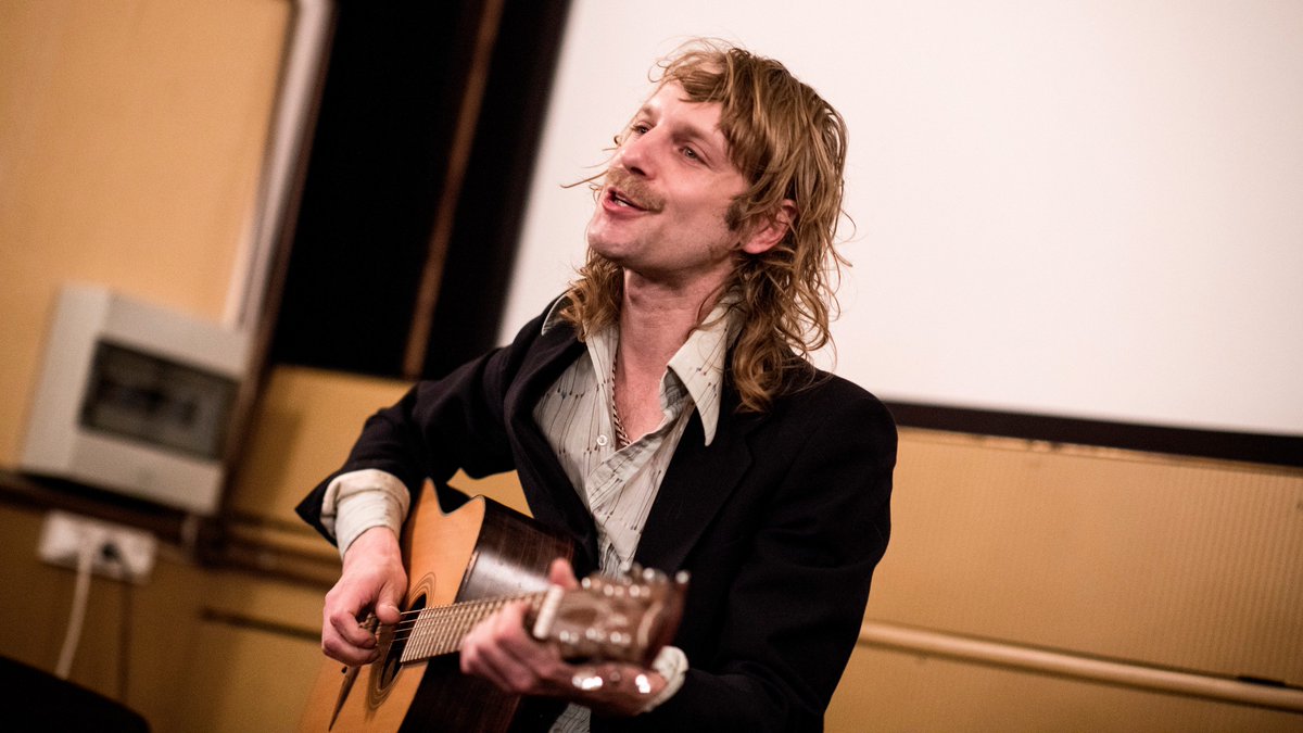 ....und am Ende gab's noch ein Ständchen mit der unauffällig in der Ecke platzierten (ungestimmten :-O ) Gitarre 🤭