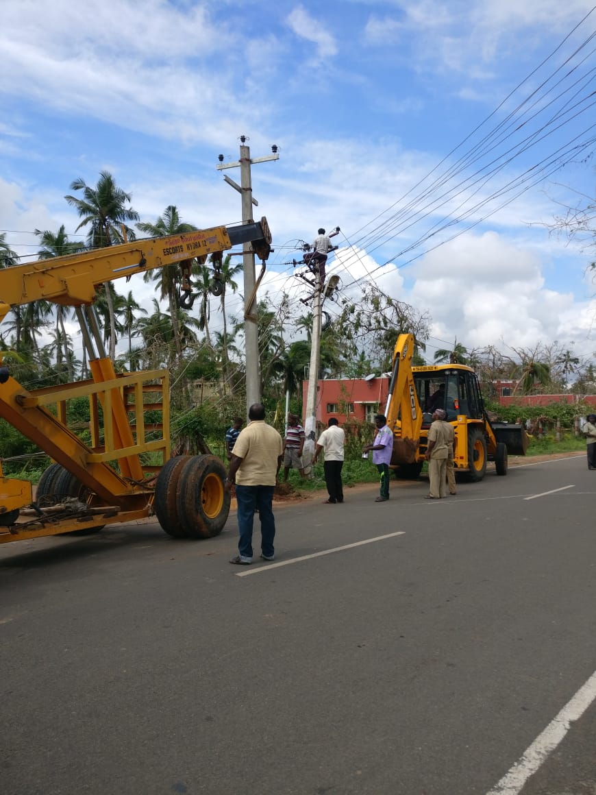 Ahmedshabbir20's tweet photo. Restoration of electricity in #DeltaRegions of Tamil Nadu...TNEB employees on ground & work underway in full swing #CycloneGaja #GajaCyclone #SaveDelta #HelpDelta #Bouncebackdelta https://t.co/rdhWlBfFdp