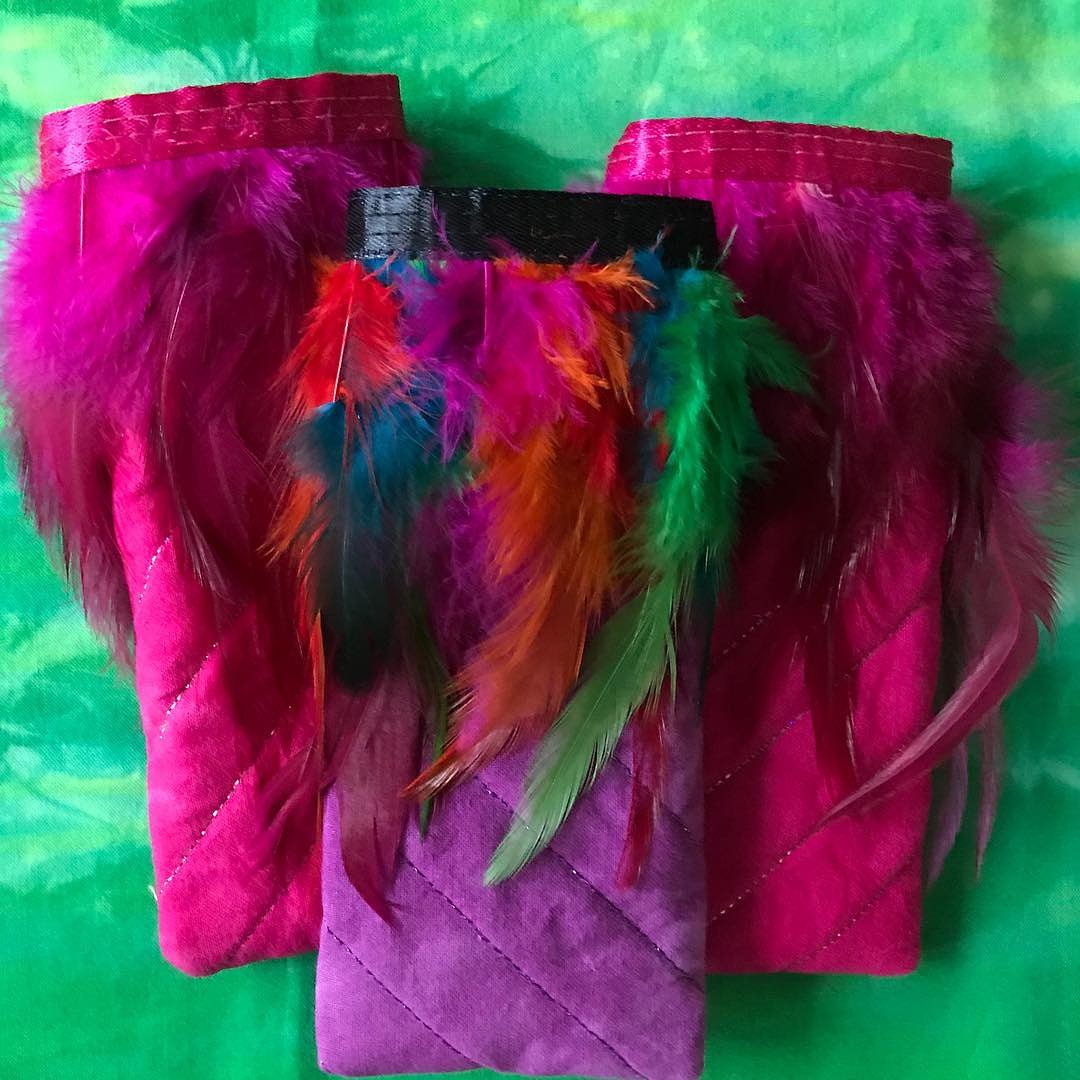 These have to be the most glamourous glasses cases ever. Liz Maddock has a great eye for colour combination and has trimmed them with glorious dyed feathers. #handmadehour #shoppershour #quilted #silk #dyed #feathers #Glasses #spectacles