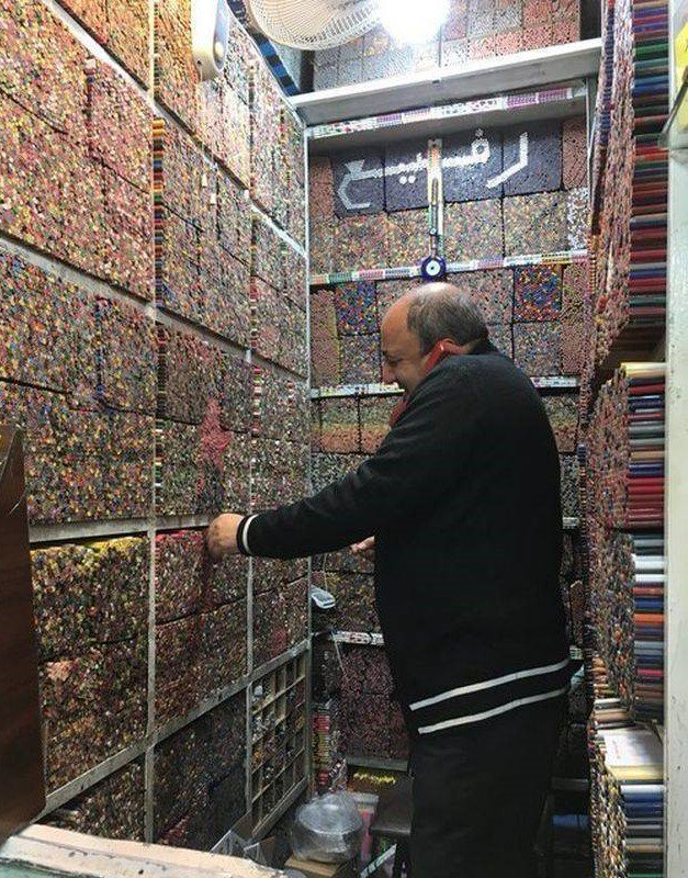 becarioenhoth's tweet photo. Tienda de lápices en Iran. Ese olor a madera... https://t.co/hDSpJXkxGI